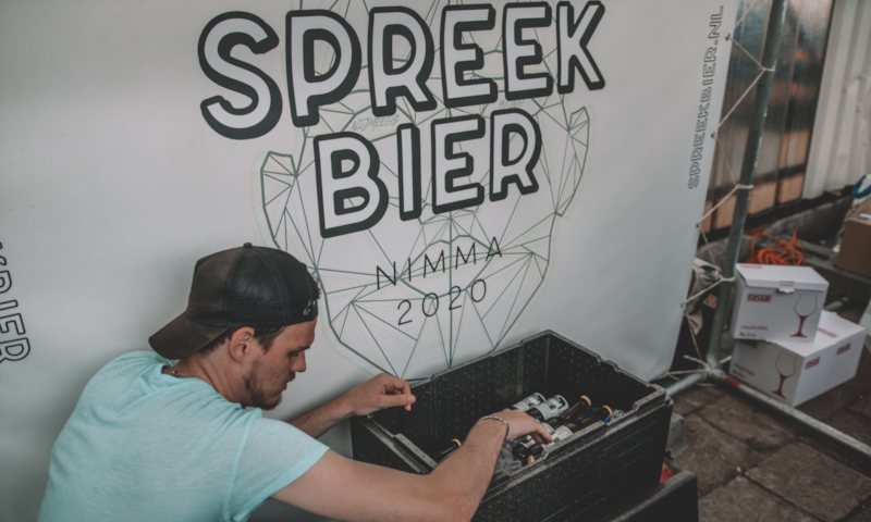 Spreek bier uit krat pakken / © Kelly Speijers